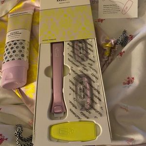 Razor and citrus spritz shaving cream with beautiful bag to carry set in